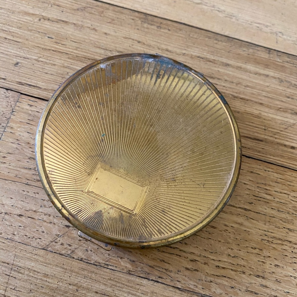 Vintage gold colored compact. Richard Hudnut.